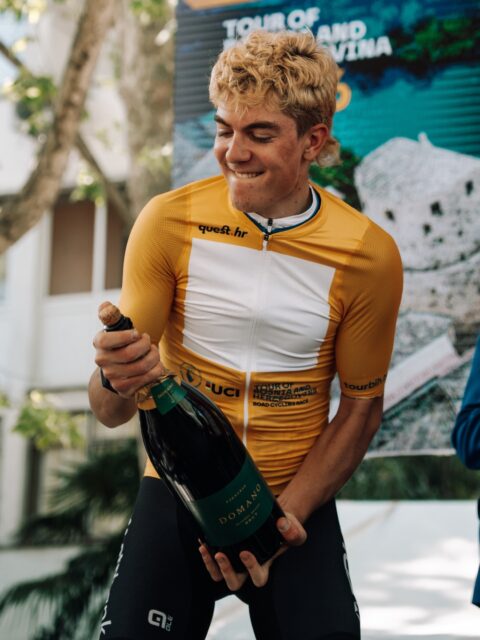 🫡 A TUS mindent vitt! 🛡️

Nemcsak Márkó szerezte meg karrierje első profi győzelmét ma, de a hegyi és a sprinttrikót is elhoztuk a Bosnyák kör első szakaszáról. Tökéletes nap, tökéletes csapatmunka.
Weboldalunkon már el tudjátok olvasni a beszámolót! 🗣️

-

Such a perfect day! 🛡️
Márkó took his first professional win, and we grabbed the KOM and sprint jerseys too. Bosnia and Herzegovina has been really kind to us so far—we feel unstoppable! 🫡
The full report is already online! 🗣️

📸 @marchives.raw 
#tus_riders #TeamUnitedShipping