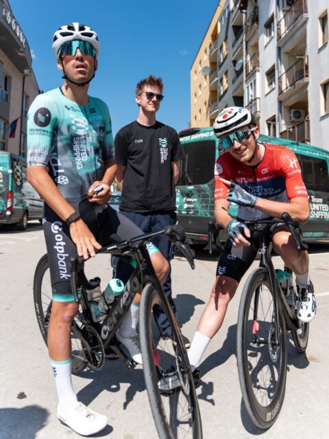 🛡️ Niki on the podium again! 🥈

A tough day at the third stage, the queen stage of @belgrade_banjaluka today. We tried everything on the main climb to blow the peloton apart, but it wasn’t enough to split the group, so it all came down to a bunch sprint. With Niki, that was no problem at all. After yesterday’s win, he sprinted to a strong second place today.

Last stage tomorrow! We will protect Veljko’s position and focus on another stage win with Niki. 👀

-

Ma is egy pódium Nikitől! 🥈

Királyszakasz volt ma a Belgrade–Banjaluka harmadik napján, két kisebb és egy hosszú mászással. Próbáltuk megnehezíteni a többiek dolgát a nagy hegyen, de végül így is mezőnyhajrá döntött. Mondjuk Nikinek ez sem jelentett problémát: tegnapi győzelme után ma másodikként haladt át a célvonalon. 👊

Utolsó szakasz holnap! Célunk Veljko összetett pozíciójának megőrzése és Niki segítése egy újabb győzelemhez. 🫡

📸 @lapajhu 
#tus_riders #TeamUnitedShipping