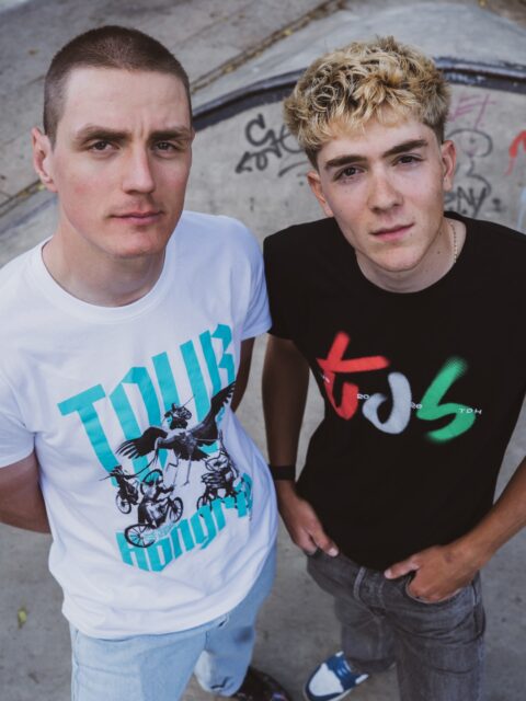 🔥 DROP DROP DROP ⚠️

Jön a TdH, itt az új TUS merch a webshopban!
Két design, két szín, a kedvenc versenyünk témájában (sry, Turul Kupa).

⚪️ Hatan egy ellen: egy kerékpárverseny teljesen realisztikus ábrázolása.
Nem bántjuk a gólyát, csak szeretnénk jobb belátásra bírni!

⚫️ TUS? Vagy TdH? Mi van ideírva? A döntés a tiétek! 🤲
Írjátok meg kommentben! 🇭🇺

⚠️ Már mindkét póló elérhető a webshopban! ⚠️

A hétfő délig GLS-sel leadott rendelések még megérkeznek szerdáig! 📦
Ha pedig csak a két új termékből van a kosaratokban, a választott TdH-szakasz rajt- vagy célvárosában is átvehetitek őket.

Design: @jkbrkb 
Photo: @marchives.raw 
Modellek: @pofijanika @marko_tth 

#tus_riders #TDH26