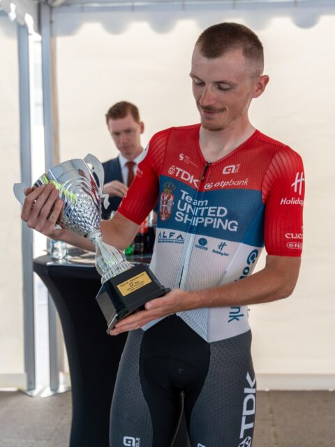 🛡️ Belgrade–Banjaluka: done. 🫡

On today’s stage, Niki sprinted to 4th place, while Veljko secured his second place on GC. The team also brought home the Team Classification. We can say we had a successful four days here, taking a stage win and finishing in the top 5 on every stage.

Although not everything was perfect, as we lost Luca to a crash on the first day, we know it won’t be long until our beloved Romanian is back. Get well soon, Luca! 🇷🇴

-
🛡️ Belgrade–Banjaluka ilyen: kész! 🫡

A mai szakaszon Niki ismét közel volt a sikerhez, egy negyedik hellyel zárt. Veljkóval sikerült megvédenünk az összetett második helyet, a csapat pedig megnyerte a csapatversenyt! Sikeres négy nap áll mögöttünk: szereztünk egy szakaszgyőzelmet, és minden nap ott voltunk valakivel az első ötben.

A dolog kevésbé szép része, hogy Lucát már az első napon elveszítettük egy bukás miatt. Reméljük, a gyógyulása gyors és teljes lesz, és hamarosan újra a kerékpáron láthatjuk! 

📸 @lapajhu 
#tus_riders #TeamUnitedShipping