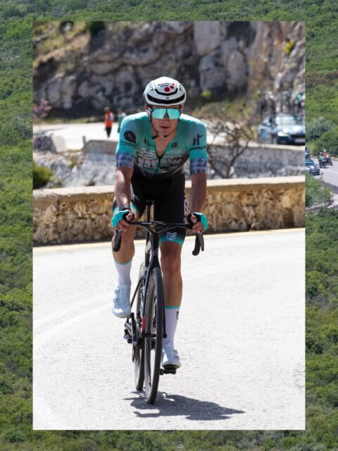 🇬🇷 Done with the queen 🛡️

Stage four, the hardest one, is behind us. Only one more to go! Zéti represented the TUS colors in the day’s breakaway, and Tomáš fought hard on the last climb. Unfortunately it proved to be too difficult today, and we lost some time on GC.

Last stage tomorrow! We’re predicting a sprint 🔮
Full report is already online!

-

🛡️ Királyszakasz: kész.

Ma Zéti képviselte a TUS színeit a nap szökésében, a végén pedig Tomáš próbált az élbollyal megérkezni a hegyi befutón. Utóbbi felemásan sikerült: egy nagyon nehéz nap után kicsit visszacsúsztunk az összetettben.

Holnap jön az utolsó szakasz, sprinttel a végén! 🔮
A beszámoló már olvasható a weboldalunkon!

#tus_riders #TeamUnitedShipping