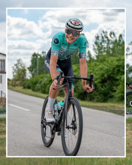 🛡️ Rajtra készen 🇭🇺

Átmozgatás ✅
Csapatbemutató ✅
Holnap 13:20 rajt ⏰

-
🛡️ Tour de Hongrie starts tomorrow 🇭🇺

📸 @lapajhu
#tus_riders #TeamUnitedShipping