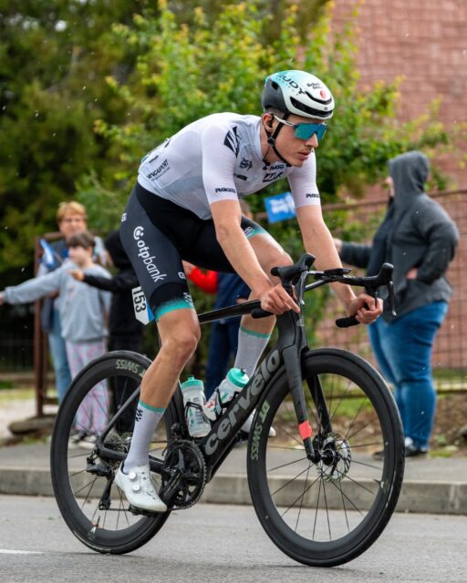 🛡️ Képek egy ígéretesnek induló nehéz napról

_

🛡️ Pictures from a rough day that started out promising

Erik got into the day’s breakaway, winning two intermediate sprints and picking up KOM points along the way. In the end, he lost contact with the front group near the finish. A tough break that cost him the white jersey.

📸 @lapajhu 

#tus_riders #TeamUnitedShipping
