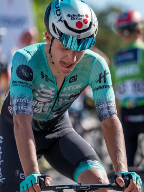 🛡️ Still on the front 🇨🇿
Máté tegnap megjött az elejével, így mint a GC-riderünk, még mindig versenyben van a mai királyetap előtt. 👌🏻 Igazi hegyi befutó lesz ma: 13 km hosszú, 5,5%-os átlagos meredekséggel. 👀
Kevésbé jó hír, hogy Csongort elveszítettük. Tegnap már nem érezte jól magát, így ki kell hagynia a második két szakaszt. Neki jobbulást kívánunk! 🙏🏻
-
Yesterday, Máté managed to arrive with the front group, which puts him in a great position before today’s queen stage. We are finishing with a real bad boy today: 13 km long with an average 5.5% gradient. 👀
On the less cheerful side of things, Csongor unfortunately DNF’d yesterday after feeling ill throughout the day. We are wishing him a speedy recovery! 🙏🏻
📸 @lapajhu
#tus_riders #TeamUnitedShipping