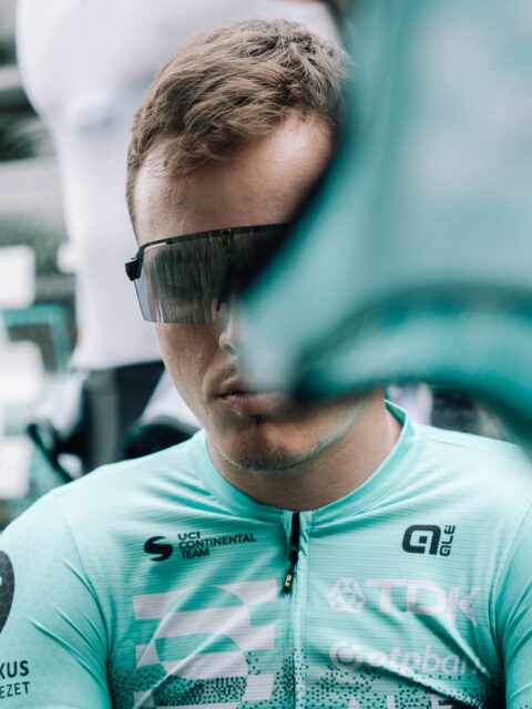 🇦🇹 Crash in Austria 🫠
A mai napunk a Felső-ausztriai körversenyen az utolsó 100 méteren úszott el. Erik tökéletes pozícióban, negyedikként fordult rá a célegyenesre, amikor előtte ketten kicsúsztak, így ő is a kordonnak szorult. 🥲
Komoly baj nincs, de sajnos egy nagyon jó eredménytől ESTÜNK el így. A csapat többi tagja is a mezőnnyel ért be. Még két nap! 👊🏻
-
More misfortune in Austria... Erik started today’s sprint in a prime, fourth position, when two guys in front of him slipped out, forcing our man into the barriers as well... At least there are no injuries, and he is just even hungrier for a good result now.
The guys did an excellent job today—this kind of shit just happens to everyone. 🥲
Two more days! 🫡
📸 @marchives.raw
#tus_riders #TeamUnitedShipping