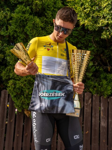 🇵🇱 JÓÉRZÉSEK 🇬🇷
Niki idei ötödik győzelmét aratta a hétvégén Lengyelországban! 👊🏻
A szombati top 10 természetesen nem volt elég neki, ezért nagyon aktív versenyzéssel, a mezőnyt szó szerint atomjaira robbantva vasárnap végre újra nyerni tudott. Ahogy a teljes csapatra, most rá is egy hét pihenő vár, utána pedig a Szlovén körön láthatjátok őt és a többieket! 👀
-
Niki is back on top, securing his fifth win of the season at the GP Poland of the V4 races! 👊🏻
He was super active throughout the race and crowned it all by being the first across the finish line. 👌🏻
Now it is time for a short rest, and in two weeks you can see him and the rest of the squad at the Tour of Slovenia! 👀
📸 @lapajhu
#tus_riders #TeamUnitedShipping