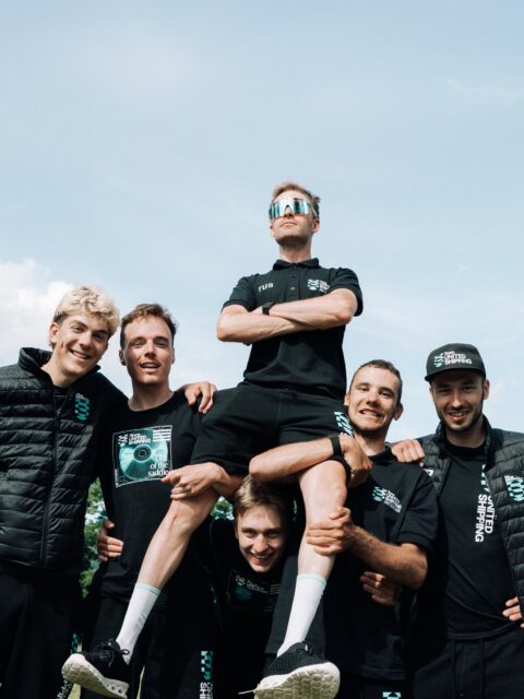 🇦🇹 Power Palumby 👊🏻
A tegnapi nap után Zsombi ismét az első tízben zárt: ma a hetedik helyet szerezte meg Ausztriában. Úgy tűnik, rajta egyszerűen nem fog az idő! 🥹
A nap másik hőse Máté volt, aki a szakasz nagy részét elmenésben töltötte a hazaérés reményében. A devo csapatok azonban végül úgy döntöttek, hogy ma ismét a sprintre tesznek fel mindent, így a körpályára már együtt érkezett a mezőny – vagy legalábbis az, ami maradt belőle.
Kemény négy nap áll mögöttünk, de sikerült jól venni az akadályokat, még a kevésbé szerencsés második szakasz ellenére is. Következő megálló egy hét múlva: Szlovénia! 🫡
-
Zsombi is unstoppable! Today he secured another top 10, riding to 7th place by the end of the day. That makes it two top-10 finishes in a row for our birthday boy! 🥹
Apart from him, Máté had some adventures today as well, spending most of the stage in the day’s breakaway. It seemed like a perfect opportunity to go all the way, but the devo teams chose violence today, chasing down the break to force a bunch sprint at the finish line.
Four days of great racing are now behind us. Despite the ups and downs, it was a successful campaign overall. Next stop: Tour of Slovenia! 🫡
📸 @marchives.raw
#tus_riders #TeamUnitedShipping