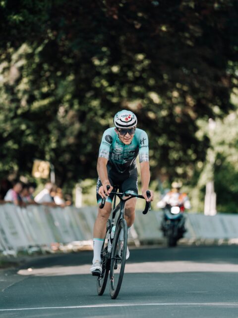🥈 Márkónak ma majdnem kiadta 🇭🇺
Második hellyel zárjuk az U23-as országúti bajnokságot. Márkó ugyan benne volt az utolsó, döntő akcióban, de a végén már nem maradtak lábai, hogy Takács Zsomborral tartson, így egy ezüstéremmel bővült ma a kollekció. 🫡
📸 @marchives.raw
#tus_riders #TeamUnitedShipping