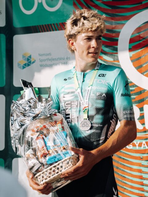 🇭🇺🥈
Képeslapok és eredmények Tamásiból! 🤲
Márkó: 2.
Barni: 4.
Andris: 11.
Csongor: 20.
Markó: “Alapvetően a nagy hőség volt a legnagyobb ellenfél ezen a versenyen. A dombos részen nagy tempót terveztünk a többiekkel, és ez így is alakult: itt elszakadtunk tízen-tizenketten, köztük mind a négy TUS-os. Én innentől kezdve csak Zsombira figyeltem, a többiek pedig próbálták fárasztani a csoportot.
30 km-en belül azonban elfogyott a vizem, és ekkor már nem tudott hozni senki a kocsiból, mert folyamatosak voltak a támadások. Végül el is szakadtunk Zsombival, de hamar eléheztem, mivel így nem tudtam pótolni az energiát. A végén lószolt Zsombi, amit már nem tudtam átvenni, így egyedül gurultam be a célba. Ha jobban tudok frissíteni az utolsó fél órában, talán...”
📸 @marchives.raw
#tus_riders #TeamUnitedShipping