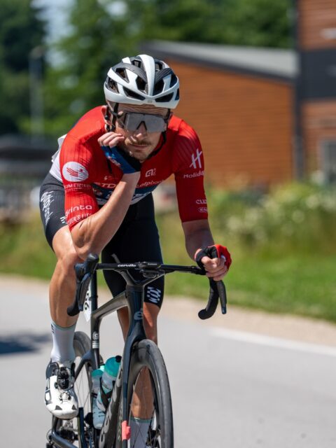 🇸🇮🇷🇸
With Veljko in the day’s breakaway, we are saying goodbye to Slovenia!
Our best-placed rider was Tomáš again, eventually finishing 21st on GC—and, by the way, the best-placed rider among all continental teams.
We had a super hard but fruitful five stages here, wearing the youth and KOM jerseys for days, and being the absolute breakaway kings of this race. Our next task will be the nationals 👀
Report is already online!
-
Utolsó nap Szlovéniában, most Veljkoval a nap nagy szökésében 👀 A szakasz végén és összetettben is Tomáš volt a legeredményesebb tőlünk, végül a 21. helyen zárt az öt szakasz után. Nem mellesleg ezzel ő lett a legjobb versenyző, aki “csak” kontinentális sorban teker 🫡
Kemény, de hasznos és sikeres napok voltak ezek. Több trikó is nálunk volt napokig, és minden egyes szakaszon volt TUS-os az elmenésben.
Nincs megállás, jövő héten jönnek az országos bajnokságok, nagyon szeretnénk átmenteni ezt a formát! 👊🏻
Beszámolónk már online!
📸 @lapajhu
#tus_riders #TeamUnitedShipping