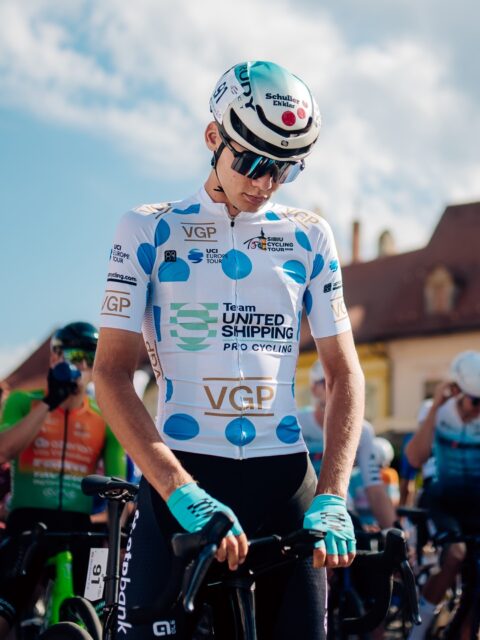 🇷🇴 Stage 2 ✅

Done with the first really hard stage 🫡 Not exactly what we wished for, a breakaway established itself without us first, then there was a really difficult climb at the end. Our best-placed rider was Tomáš Přidal again, finishing 2:52 behind the winner in 25th place.

Tomorrow is the Transfăgărășan, and we are expecting an even harder battle 👀

-

Kész vagyunk az első igazán kemény szakasszal a Nagyszebeni körön 🫡 Hát volt már jobb napunk is, de vannak ilyen szakaszok. A szökésbe hiába próbáltunk meg bekerülni, nem sikerült, a végén pedig megint Tomáš volt a legjobb tőlünk, 2:52-es hátránnyal a nyertes mögött.

Holnap Transzfogaras 👀 Fájni fog, de mindenki készen áll!

📸 @tibihila @little.grimm 
#tus_riders #TeamUnitedShipping