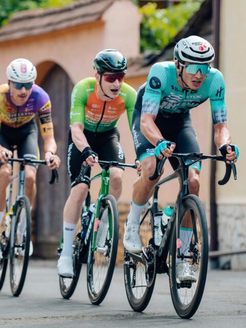 🇷🇴 4th in Sibiu💥

Zéti bekezdett! Egy egész napos szökés után csak éppen a célvonalon tudták utolérni őket, így a negyedik helyen zárta az első szakaszt. 🫡

Ezzel még nincs vége a napnak, hamarosan kezdődik a „B” szakasz: egy 3,2 kilométeres prológ (vagy valami hasonló 🤔) Nagyszeben óvárosában.

- 

Starting Sibiu in style, thanks to Zétény! After he spent the whole day in the breakaway, the peloton only caught them right on the finish line today 🥹 Somewhat of a heartbreak, but also a super result to kick things off here in Romania.

But it ain’t over for today in Sibiu! Soon we will ride the B-stage: a 3.2 km long TT in the city’s historic downtown. 👀

📸 @tibihila 
#tus_riders #TeamUnitedShipping
