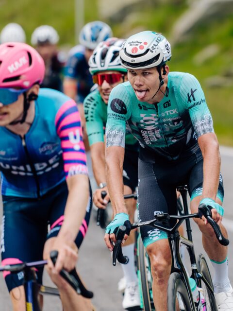 🇷🇴 Tomáš 14th on the Transfăgărășan 😛
Big day in the biggest mountains of Sibiu. Out of our guys, Tomáš had the best day again, finishing in the top 20 after today’s brutal HC climb.
In this field, it’s a remarkable performance 🫡
One more to go. Can we have a normal stage now? 👉🏻👈🏻🥹
-
Tomáš 14. helyével hagyjuk el a Transzfogarast, az idei Szebeni kör királyetapját.
Ebben a mezőnyben ez egy igazán kiemelkedő teljesítmény, de a többiek is szépen haladtak ma: mindenki limitidőn belül várja a holnapi, utolsó szakaszt.
Lehetne esetleg egy sprint? 👉🏻👈🏻🥹
📸 @tibihila @little.grimm
#tus_riders #TeamUnitedShipping