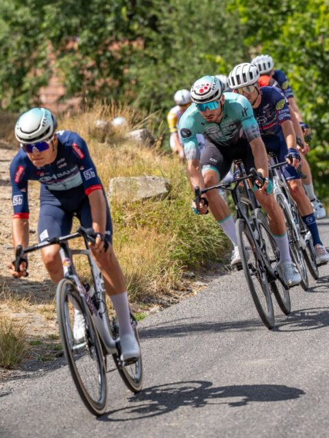 🇸🇰 Another tough one 🫡
Az utolsó V4 verseny is keményre sikeredett. Tőlünk Michal és János voltak ma a legjobbak, illetve Veljko is ott volt velük, amíg defektet nem kapott.
A terv a tegnapihoz hasonló volt: egész nap aktívnak lenni és versenyzőket delegálni a szökésbe. Ez utóbbi sikerült is, Niki és Barni benne voltak a mai nap elmenésében.
-
Today we raced the last V4 race of this season, this time in Slovakia. Our best-placed riders were Michal and János, while Veljko was also there but was robbed of a better placing by a puncture.
The plan was similar to yesterday: being active all day long. This part fell on Niki and Barni today, as they rode in the breakaway all day long.
📸 @lapajhu
#tus_riders #TeamUnitedShipping