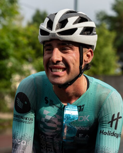 🛡️Stage 2 of Dookoła Mazowsza!
A 9-lap circuit race marked by changing weather and heavy rain for the final laps. After early breakaways were caught, Drakos launched a bold 15km solo attack on the last lap, maintaining a lead until the peloton reabsorbed him just 2km from the line.
In a chaotic, wet finish through the technical final corners, Marko finished as our top rider in 11th place.
Stage 3 tomorrow! 🇵🇱
-
🛡️2. szakasz a Dookoła Mazowsza-n!
Kilenckörös verseny változékony időben, a végén szakadó esőben és vizes utakon. A korai elmenés befogása után Drakos az utolsó körben nyitott egy bátor támadást: 15 km-en át haladt szólóban elöl, és csak 2 km-rel a cél előtt érte utol a mezőny.
A technikás, csúszós utolsó kanyarok utáni kaotikus befutón Tóth Márkó lett a legjobb a csapatból a 11. hellyel.
Holnap jön a 3. szakasz! 🇵🇱
📸 @lapajhu
#tus_riders #TeamUnitedShipping