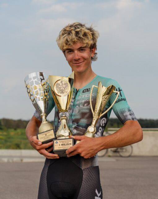 🛡️Podium on Puchar MON
Perfectly executed plans lead to a podium finish on our last day in our Poland campaign. János got into the day’s breakaway and remained there until the last two laps. Márkó finished third behind two local riders which got him the best foreign rider and best U23 rider classifcation win as well.
-
🛡️Pódium a lengyel Puchar MONon
Tökéletesen teljesített tervek egy podiummal végződtek a lengyel túránk utolsó állomásán. János bekerült a nap szökésébe, és benne maradt az utolsó két körig. Márkó harmadik helyre sprintelt két helyi versenyző mögött, amivel megszerezte a legjobb külföldi és legjobb U23-as fiatal címét
Következő úticélunk Csehország!
📸 @lapajhu
#tus_riders #TeamUnitedShipping
