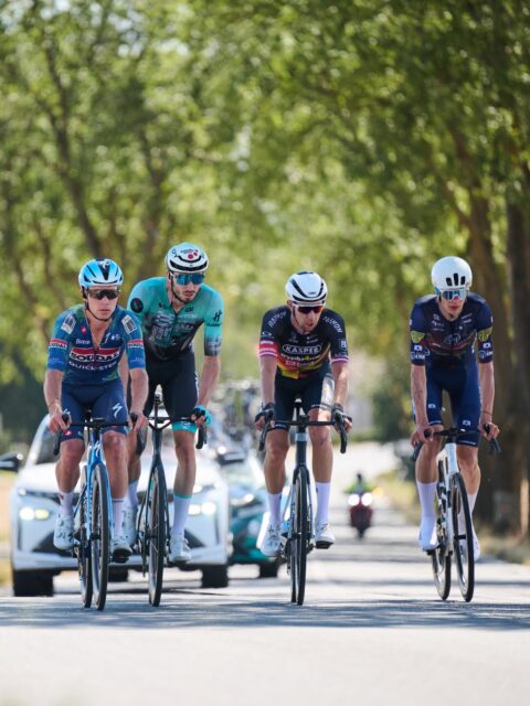 🛡️ Competitive start, with the most competitive rider award! 🙏
One stage deep into the Czech Tour, and Michal already had a super strong start, spending the whole day in the break, grabbing some precious KOM points, and bagging the red race number as the “most competitive” rider for tomorrow.
At the finish line, Nikolaos was our best-placed rider, crossing in 28th place after getting boxed in during the finale.
A very good start, let’s see what lies ahead in our Czech future! 👀
-
Első szakasz a Czech Tour-on, és máris jól bekezdtünk!
Michal az egész napot a szökésben töltötte, ezzel értékes KOM-pontokat és a legaktívabb versenyzőnek járó piros rajtszámot is begyűjtve. A fináléban Nikolaos volt a legjobb riderünk, aki a 28. helyen érkezett célba, miután az utolsó 500 méteren kicsit bezárták a helyezkedés közben.
Ma volt az egyetlen sík befutós nap, holnaptól a hegyeké a főszerep!
📸 @filip.bezdek @czechtour_cycling
#tus_riders #TeamUnitedShipping