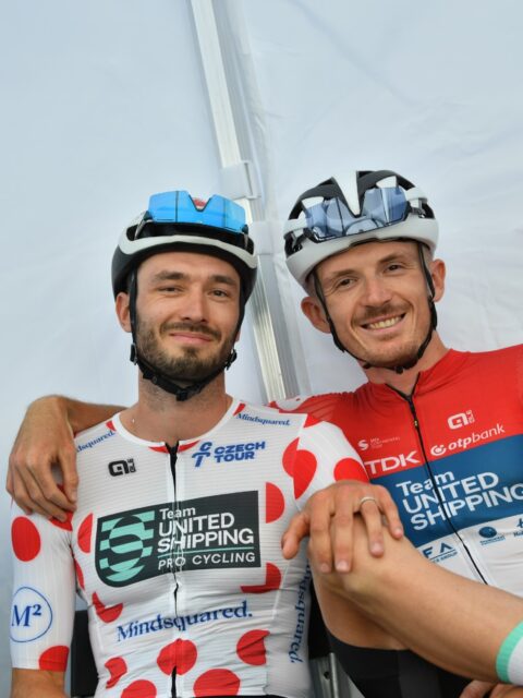Still in polka 🫡

This ain’t getting any easier — another day with a super high pace and a brutal climb at the finish. But Michal still managed to keep the KOM jersey for the last day. The race for that jersey is super tight, so we’ll need a good day tomorrow to bring it home.

On the darker side of things, Tomáš is still not feeling well after his crash yesterday; he simply cannot pedal hard enough due to the pain. The whole team tried to support him on the last climb, and hopefully his condition will improve for tomorrow. 🤞🏻

-

Sikerült megtartani a hegyitrikót ma, az óriási tempó és az újabb brutális hegyibefutó ellenére is. Nem úgy tűnik, hogy holnap könnyebb lesz, szóval minden erőre szükségük van a srácoknak ahhoz, hogy sikerüljön hazahozni a pöttyöst a végén.

Sajnos Tomáš ma még nem érezte túl jól magát, a tegnapi bukása miatt nehezére esik a tekerés. Így a mai befutót szinte teljesen el kellett engednie, a csapat többi tagja pedig biztonságban kísérte be a célba. Holnap jön az utolsó szakasz, reméljük, hogy sikerül kicsit javulnia a helyzetének!

📸 @filip.bezdek @czechtour_cycling 
#tus_riders #TeamUnitedShipping