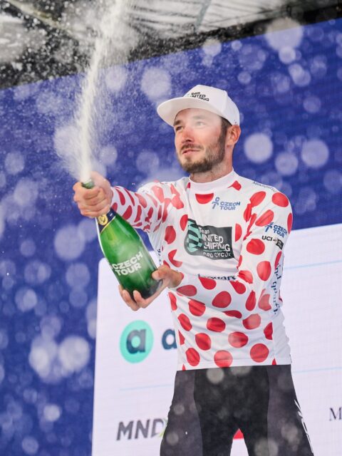 🔵➕🔴⚪️
A turbulent, fast, and hard four days for us in Czechia! 

Despite setbacks, the guys never gave up, and together they managed to grab the KOM jersey with Michal as the main character. Everyone is either already in good shape or getting there, which will make our next huge racing block quite promising.

The next mission will be the West Bohemia Tour with our U23 riders 🫡

-

Kemény, de kifizetődő négy nap áll mögöttünk Csehországban – a srácok egy percre sem adták fel! A kemény munka meg is hozta a gyümölcsét: Michal jóvoltából a pöttyös trikóval térünk haza.
A forma jó, vagy éppen rohamosan javul, így rendkívül bizakodóak vagyunk a következő versenyek előtt!

A következő TUS-fejezet: a többnapos Nyugat-bohémiai körverseny, ahol az U23-as sorunk áll rajthoz! 🫡

📸 @filip.bezdek @czechtour_cycling 
#tus_riders #TeamUnitedShipping