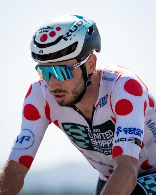 🔴⚪️ HE DID IT! 🔴⚪️
After going into the break for the third time in four days, Michal secured the polka dot with brilliant racing.
This is our second KOM jersey from a 2.Pro UCI race—maybe we should start a collection! 🤔
-
Michal megőrizte a pöttyöst, és ezzel megnyerte a hegyi pontversenyt a Cseh körön! Ma is benne volt a nap szökésében, ezzel a négy szakaszból hármat végig elöl töltött, begyűjtve a pontokat a trikóhoz.
Ez már a második ilyen mezünk idén 2.Pro UCI-versenyen, szépen alakul a gyűjtemény! 🫡
📸 @filip.bezdek
#tus_riders #TeamUnitedShipping