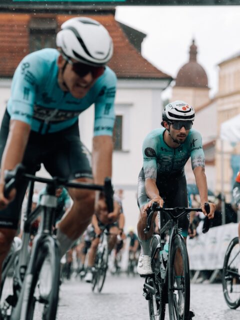 Another rainy day in West Bohemia! 🌧️
Our best-placed rider was Andris today, finishing 15th. The original plan was to lead Márkó out for the sprint, but a small crash ended his attempt early—luckily inside the final 3 kilometers, so he lost no time. Přidal was also caught up in the crash, but thankfully both got up unscratched! Despite all this, we managed to secure the polka dot jersey for the final stage, thanks to Přidal winning an early GPM. Last stage tomorrow—a wide-open GC, and the KOM jersey on our shoulders!
-
Ma Andris volt a leggyorsabb a TUS-srácok közül az esős Csehországban. Eredetileg Márkót szerettük volna ismét a sprintre hozni, de egy kisebb bukás – amibe ő is belekeveredett – sajnos felülírta a tervet. Ugyanitt Přidal is földre került, de mivel az eset az utolsó három kilométeren belül történt, szerencsére senki sem veszített időt.
Az egyik mai hegyi hajrá megnyerésével továbbra is nálunk van a pöttyös trikó, de holnap nagyon szoros küzdelem várható érte! ⚪️🔴
📸 @marchives.raw
#tus_riders #TeamUnitedShipping
