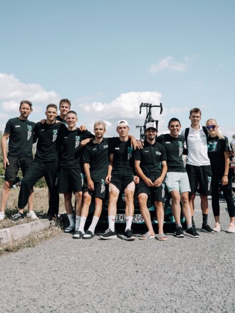 This team! 🥹
Another race in the Czech Republic, another polka dot jersey.
Congrats Tomáš, congrats team—it was epic! 🫡
Here’s the gallery from the final day.
-
Ez a csapat! 🥹
Újabb cseh körverseny, újabb pöttyös trikó!
Szép munka Tomáš, szép munka srácok!
Képek az utolsó napról 🤲
📸 @marchives.raw
#tus_riders #TeamUnitedShipping