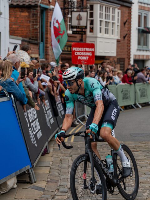 🔵 Stage one in the books here in the UK, and it was one to remember!

Michal kicked off things by being the main character in the breakaway (can you name his last race day without a breakaway?), getting most of the KOM points, so he can wear the blue jersey proudly today.
The rest of the day played out brutally, but everyone managed to finish safely eventually, despite taking a bit of a time loss.
Today’s stage starts soon—we will try to keep the blue!

-

Újabb “pöttyös” a gyűjteménybe? Rajta vagyunk!
Michal tegnapi szökése hegyitrikót eredményezett a cseh ridernek, így ma kékben kezdheti meg a napot.
A szakasz vége nagyon kemény volt, de – ha kisebb időhátránnyal is – mindenkinek sikerült biztonságban befejeznie az etapot.
Rajt hamarosan, szurkoljatok!

📸 @lapajhu 
#tus_riders #TeamUnitedShipping