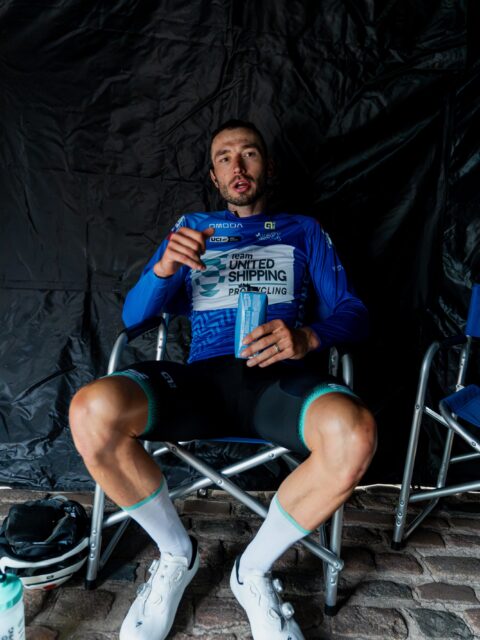🔵 Michal the Blue 🔵
So we are a climbing team now! Congrats Michal on securing the KOM jersey on the first stage of @thetourofbritain. 6 more stages to go!
-
Csak a szokásos 👀
Michal kékben! A brit körverseny első szakaszán sikerült megszerezni a pöttyös trikót, miután az egész napot a szökésben töltötte. Gratulálunk!
📸 @lapajhu
#tus_riders #TeamUnitedShipping