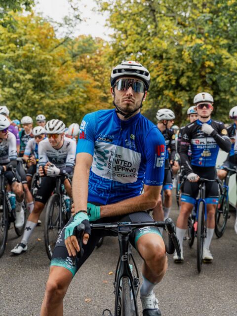 3 stages, 3 breakaways 🫡
Once again, it was Michal’s duty to get into the day’s break, which he succeeded in doing, getting all the KOMs along the way. Strong ride. Again.
Speaking of a strong ride, Niki was also busy today at the finish, barely missing the top ten by finishing 11th. Well done, guys—two more to come.
-
Megint egy nap TUS-os szökéssel: ezúttal újra Michalnak sikerült bekerülnie az akcióba. Az első naphoz hasonlóan megint megnyerte az összes KOM-ot, így tovább növelte az előnyét a hegyi pontversenyben.
Niki szintén nagyot ment, a szakasz végén 11.-ként sprintelt át a célvonalon!
A holnapi küldetés a kék trikó megőrzése lesz: két első és egy második kategóriás hegyen kell majd elegendő pontot gyűjteniük a srácoknak.
📸 @lapajhu
#tus_riders #TeamUnitedShipping