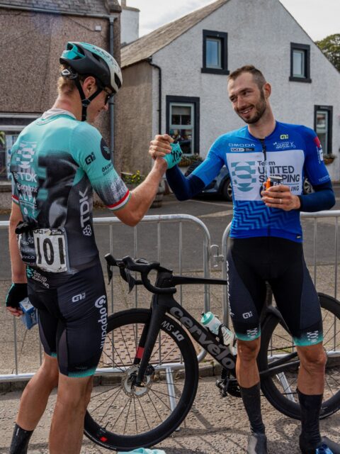 🇬🇧 Team United KOM 🔵
Another 2.Pro race, another mountain classification jersey for us! After five days of tough and epic racing, the team and Michał managed to secure the blue jersey at @thetourofbritain. We were in the break four days out of five—once with an unforgettable ride by János, and three times with Michal. In addition to the blue jersey, Michal also managed to grab the overall combativity award as well.
Last but not least, we should also mention Niki’s 11th place on stage three, and Tomáš’s huge effort on the last day, which resulted in a 16th place finish among some huge names.
-
Újabb hegyi trikó a gyűjteményünkbe: Michal ezúttal a brit körversenyen nyerte meg a hegyi összetettet, ezzel megszerezve a harmadik idei 2.Pro mezünket. Öt nap alatt négyszer voltunk szökésben; egyszer János remekelt, míg a többi nap Michal volt elöl.
A kék trikó mellé Michal még az egész verseny legaktívabb versenyzője díját is megkapta ma.
A trikón túl is történtek velünk jó dolgok: Niki tizenegyediknek érkezett a harmadik szakaszon, és Tomáš is óriásit ment az utolsó napon, ahol a második csoporttal sikerült hazaérnie, megszerezve a 16. helyet.
📸 @lapajhu
#tus_riders #TeamUnitedShipping