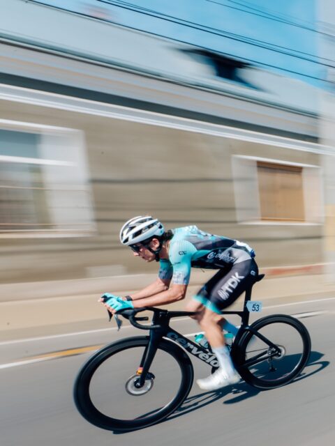 🥉 Pódium és két trikó a második szakaszon!
Andrisnak ma (is) beforgott: a mezőnyhajrát megnyerve harmadik lett a Román Körverseny második szakaszán. Akciójával nemcsak UCI-pontokat szerzett, hanem az összetettben is a harmadik helyre jött fel, megszerezve a fehér trikót. A finis előtt is aktívak voltunk: először Barni volt szökésben, hogy további KOM-pontokkal biztosítsa az előnyét a hegyi összetettben, aztán Zétény került szökésbe egészen az utolsó kilóméterekig.
Holnap hegyi befutó következik, a célunk pedig a trikók megtartása!
-
Andris is still going strong in Romania! Today he scored a podium, sprinting to third at the end of the second day. This effort also earned him the youth jersey for tomorrow. Speaking of jerseys, Barni also managed to extend his lead in the KOM competition with an early attack, while Zétény took part in the day’s main breakaway.
Tomorrow we finish on a climb, with the first harder mountain stage. Our goal is to keep the jerseys inside the team!
📸 @tibihila @tour_of_romania_official
#tus_riders #TeamUnitedShipping