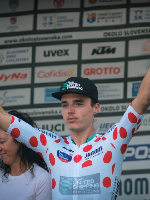 🔴⚪ Just the usual 🔴⚪
Thanks to Erik, our streak of KOM jerseys is still going strong! After a big fight, he managed to get into the break today, winning four KOMs along the way. So he is on top of the polka dot leaderboard now, and he has plans to stay there!
On the finish side of things, we cannot complain either. Andris is still in amazing form, scoring an 11th place in the sprint among these guys.
Perfect start! Let’s see what the next four days bring!
-
Erik folytatja a hagyományt, és ezt a versenyt is hegyitrikóval kezdtük!
Nagy küzdelem árán, de sikerült bekerülnie a szökésbe, ahol aztán négy hegyihajrát is megnyert, ezzel magabiztosan vezeti a pöttyös trikóért folytatott versenyt.
A szakasz vége is jól alakult: Andris továbbra is topformában van, ma tizenegyedik lett a WorldTour-menők között.
És ez még csak a kezdet!
📸 @okoloslovenska
#tus_riders #TeamUnitedShipping