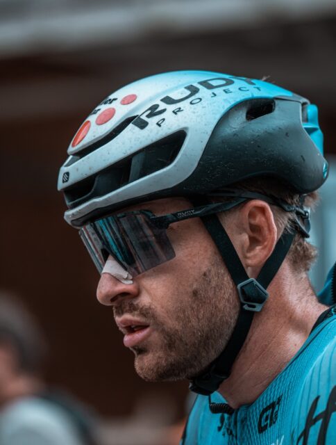 What a stage! 😮💨
Yesterday Zsombi kept the fire alive in the breakaway. He was out front almost all stage long, mostly in horrible weather and with plenty of climbing. Although he gave it everything he had, the polka dot jersey unfortunately slipped from our shoulders.
But we’re not giving up. At least Erik was able to rest—and we think you know what’s coming today! 🫡
-
Kemény nap volt a tegnapi. Zsombi szinte végig szökésben volt, kerékpározásra nem éppen alkalmas időjárási viszonyok között. Minden tőle telhetőt megtett, hogy elég pontot gyűjtsön ahhoz, hogy Eriken maradjon a pöttyös, de sajnos a nap végén így is át kellett adnunk a trikót.
Sebaj, így legalább a csapat többi tagjának kicsit nyugodtabb napja volt, és ma megújult erővel tudunk a trikóért harcba szállni.
📸 @mgvisuals06
#tus_riders #TeamUnitedShipping