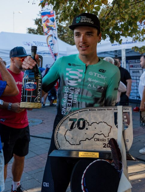 WHAT A COMEBACK! 🫡
After a few tough days, Erik made us forget it all with a sensational victory on Stage 4 of the Tour de Slovaquie! Winning in a way most can only dream of—staying clear from the breakaway while the chasing peloton sprinted behind him at 70 km/h, holding them off by mere meters! What a ride! 🔥
It’s also worth remembering there’s still one stage left: the Queen Stage, finishing with an HC climb! Let’s finish the job in style! 👊
-
Nincsenek szavak! 🫡
Volt pár nehéz napunk itt Szlovákiában, de Erik győzelme a 4. szakaszon mindent feledtetett! Szökésből így hazaérni, miközben a 70-nel sprintelő mezőny már csak méterekre volt mögötte… nem mindennapi látvány!
És ha már látvány: holnap jön az utolsó felvonás! A királyetap vár a mezőnyre, a végén egy kiemelt (HC) hegyi befutóval. A csapat morálja az egekben, nagy menet lesz!
📸 @lapajhu
#tus_riders #TeamUnitedShipping