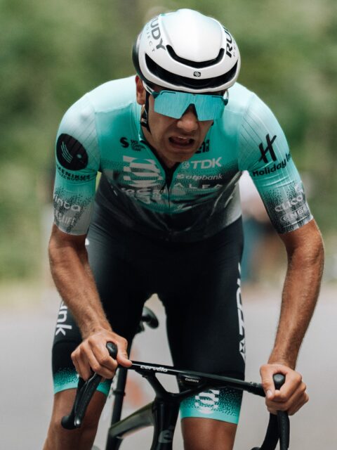 🇨🇿 Győzelem Csehországból! 🏆

Barni rögtön a CX-szezon elején bekezdett: szombaton megnyerte a C1-es NoLimited Cupot, vasárnap pedig harmadik lett a Grand Prix Topoľčianky-n. Folytatás november 1-jén a Koppenbergcrosson.

Barni szavai a hétvége után:

„Egész jól éreztem magam mindkét nap. A mezőny nem volt a legerősebb, de ezért is kezdtem a szezont ilyen versenyekkel – egész jól sikerült az átmenet az országútiról. A forma még nem az igazi, ahogy a skillek sem: míg szombaton a sárban egész magabiztosnak éreztem magam, vasárnap, amikor már száraz volt a pálya és gyorsak a kanyarok, azért volt baj a technikával. Kétszer el is estem, és az utolsó előtti körben egy hátsó defekt is hátráltatott.

A Koppenbergen már biztosan sokkal erősebb mezőny lesz, de ott ráadásul U23-ban fogok indulni. Az edzéseken inkább az erőnlétre figyelünk, a technikai edzések viszonylag ritkák, de a szezon eleji 2-3 verseny után azért elég jól bele szoktam jönni, és utána már nem nagyon szokott baj lenni a technikával.”

📸 @marchives.raw
#tus_riders #TeamUnitedShipping