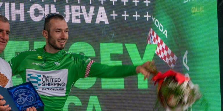 Yes, a KOM-jersey in the bag!